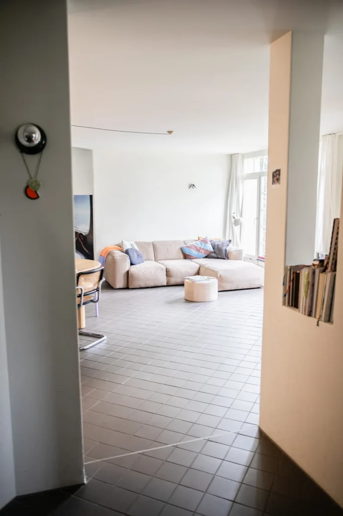 wohnung-sofa-tuere-grauer-boden