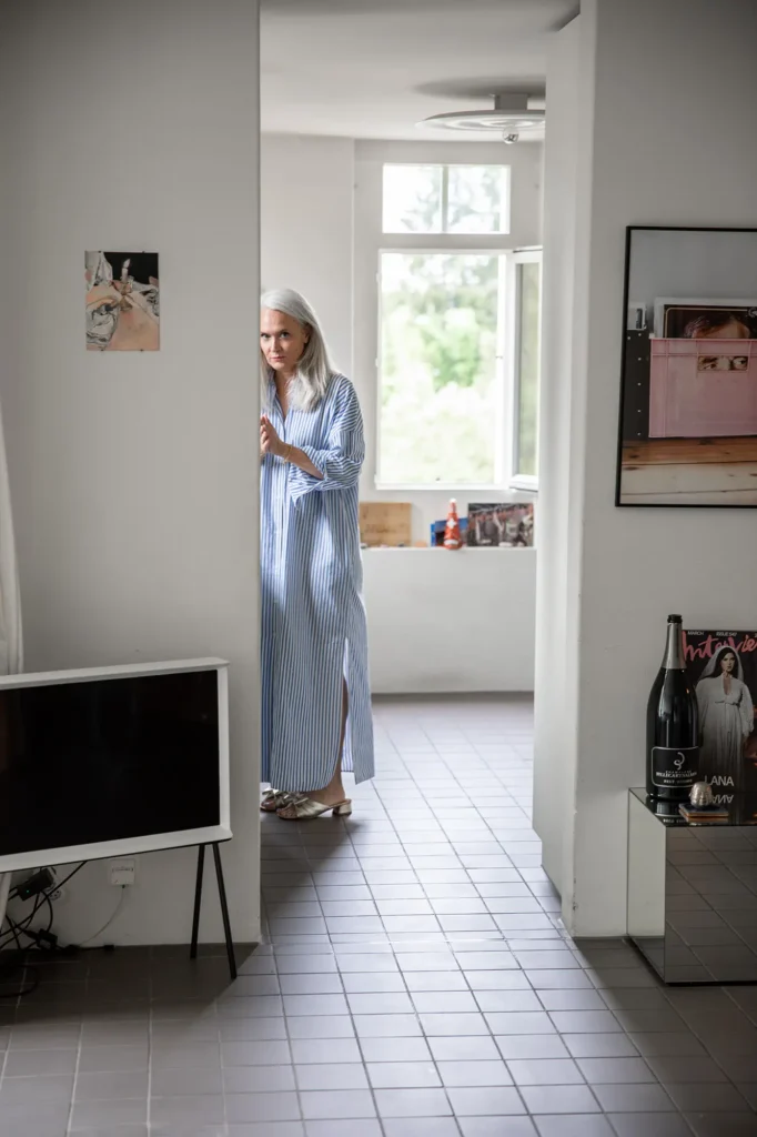 frau-gestreiftes-kleid-kueche-fernseher