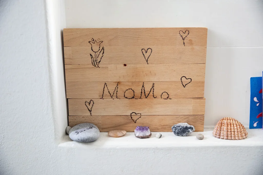 holz-mama-kinderzeichnung-steine-bemalt