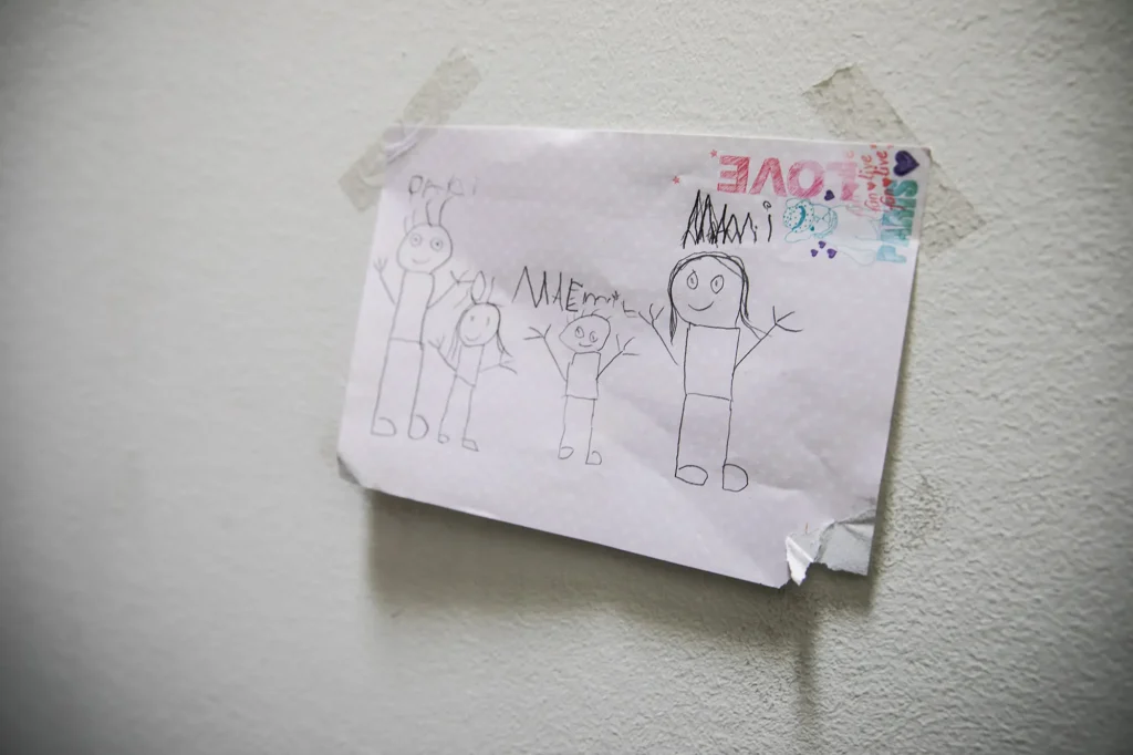 kinderzeichnung-mami-papi-weisse-wand