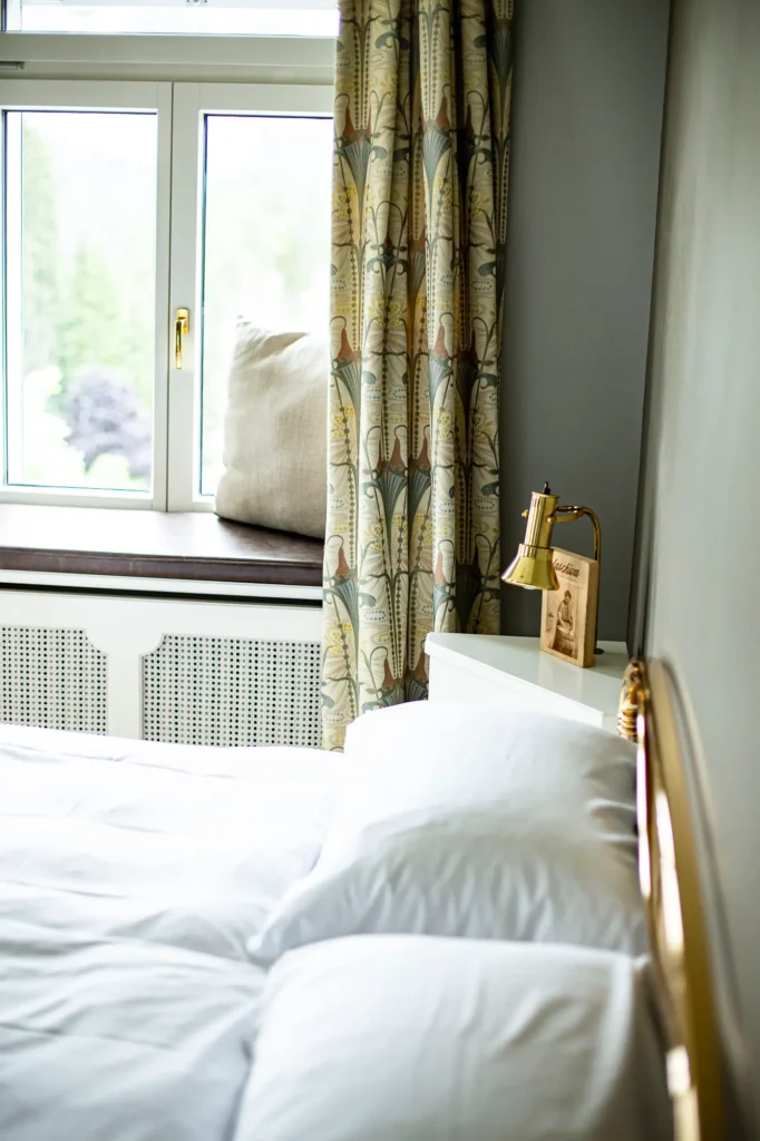 hotelzimmer-kissen-vorhang-gelb-muster-bett-hotel
