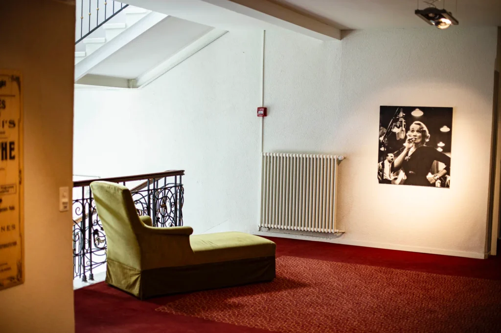hotel-gang-filmposter-heizung-sofa-gruen-dachstock