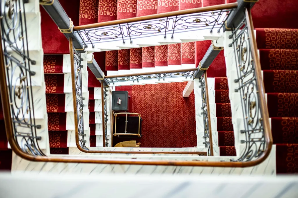 hotel-roter-teppich-treppe-wendeltreppe-sicht-nach-unten