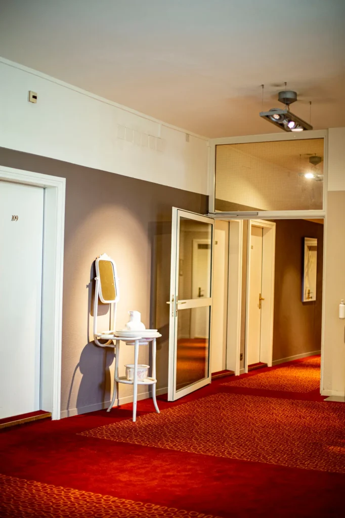 waschbecken-alt-retro-annodomini-roter-teppich-hotel-hotelzimmer