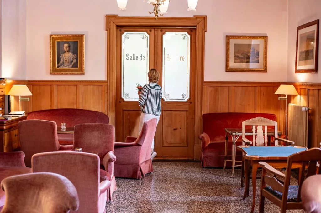 hotel-gestreifte-bluse-weisse-jeans-frau-salle-de-lecture