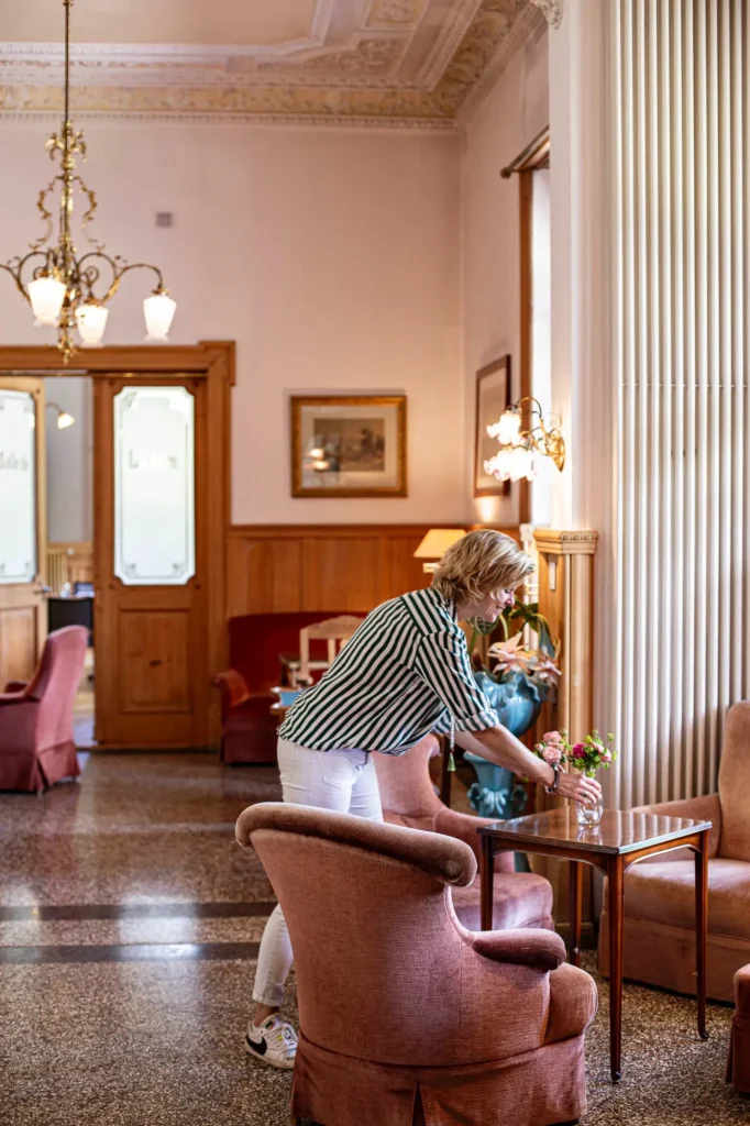 hotel-gestreifte-bluse-weisse-jeans-frau-blumen-saal-belle-epoque