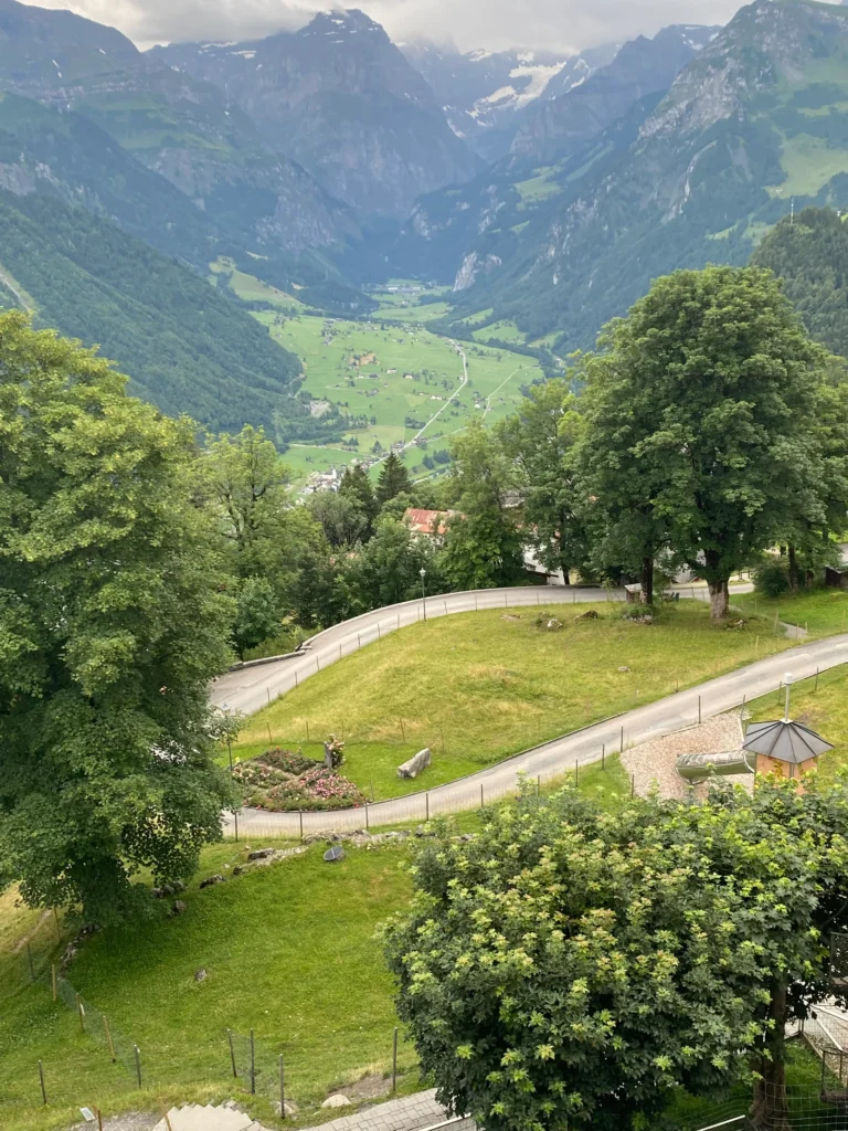 marchenhotel-braunwald-strasse-looping-berge