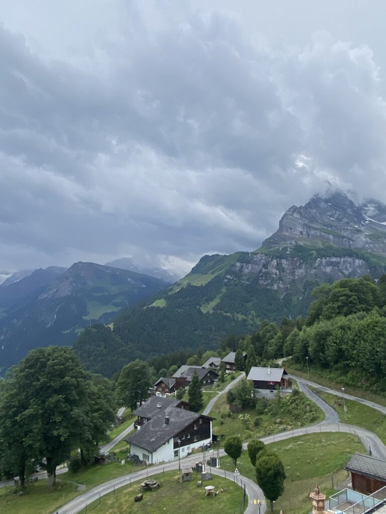maerchenhotel-braunwald-aussicht-berge-wolken
