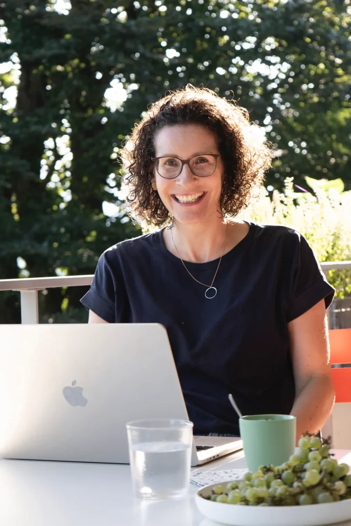 Frau-locken-dunkle-haare-laptop-garten