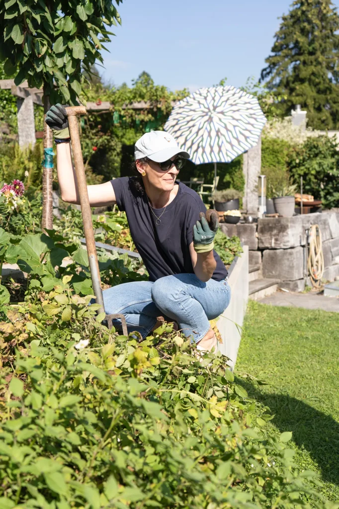 frau-gartenarbeit-handschuhe-gemuese-spaten