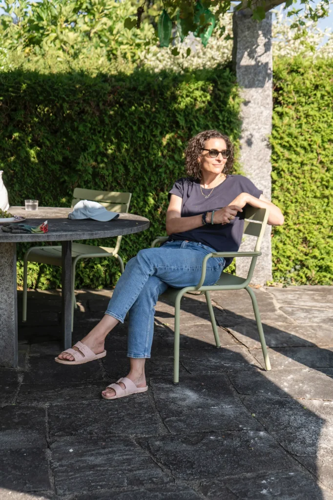 frau-gartentisch-sonne-geniessen