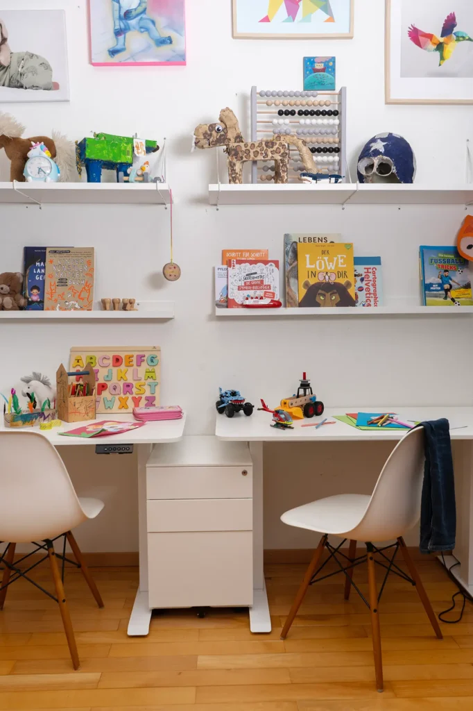 kinderzimmer-stuhele-weiss-tisch-buecher-bilder