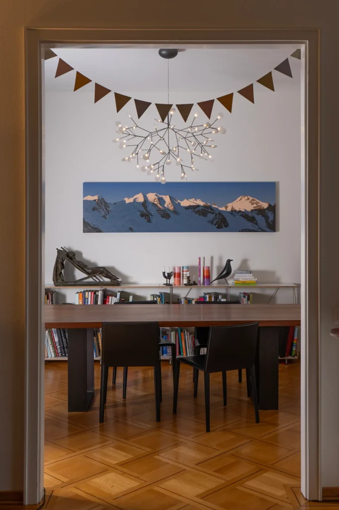 tuer-bild-berge-girlande-lampe-dekoration-tisch