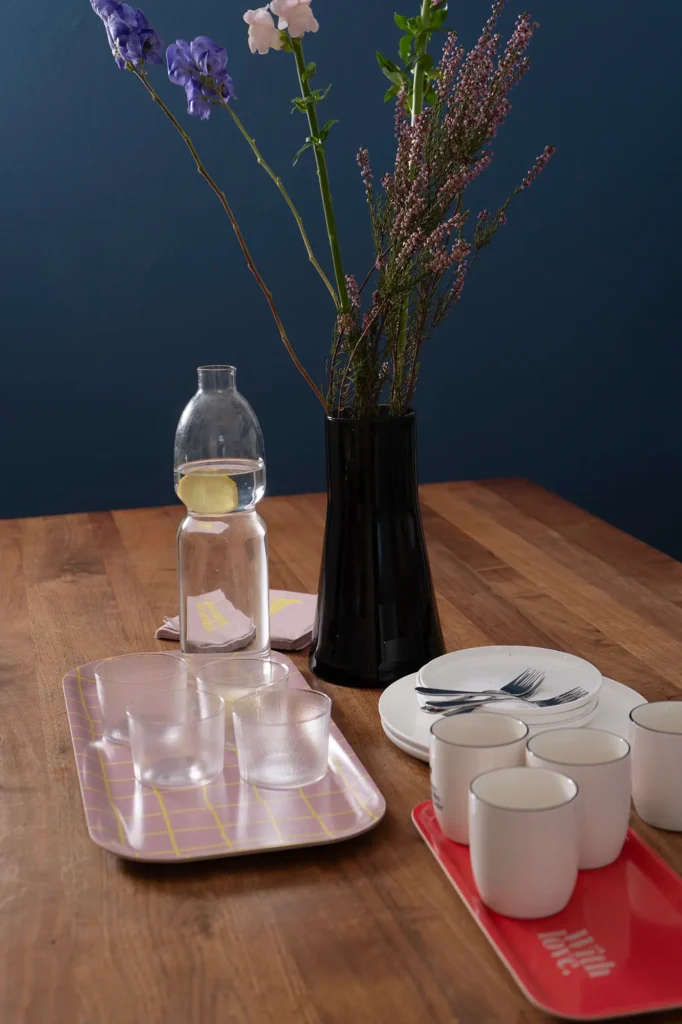 tablett-blumen-tisch-flasche-wasser-glaeser-tassen