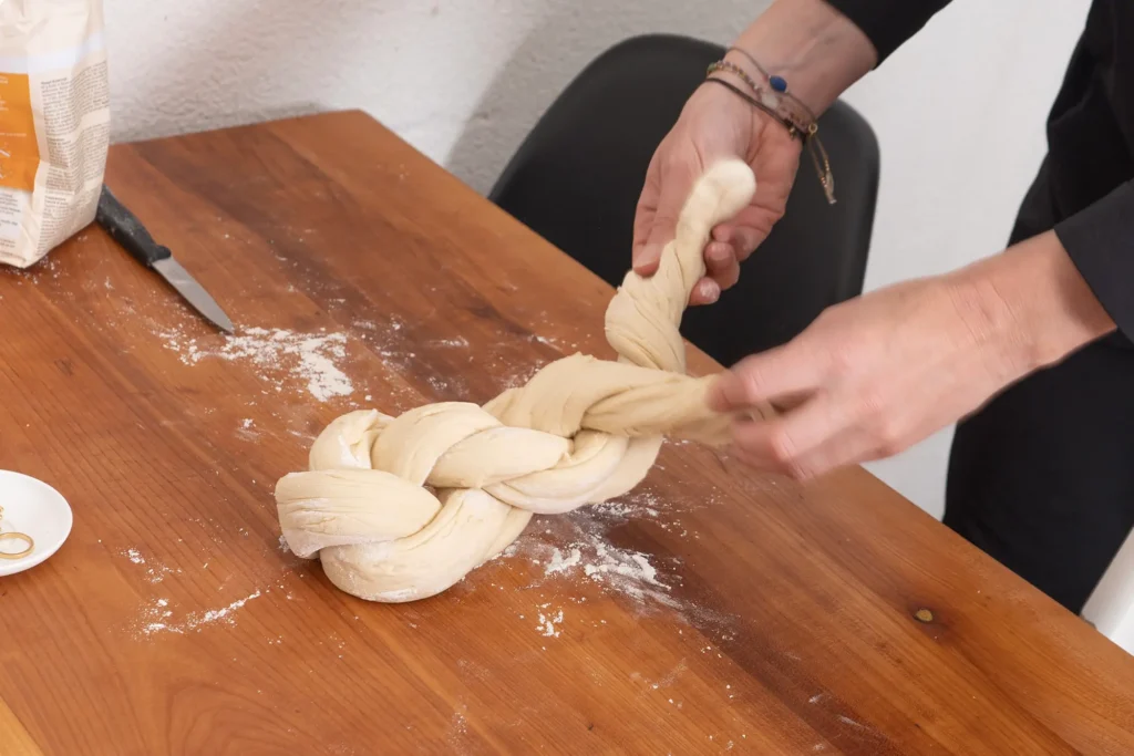 zopf-backen-teig-mehl-messer-holztisch