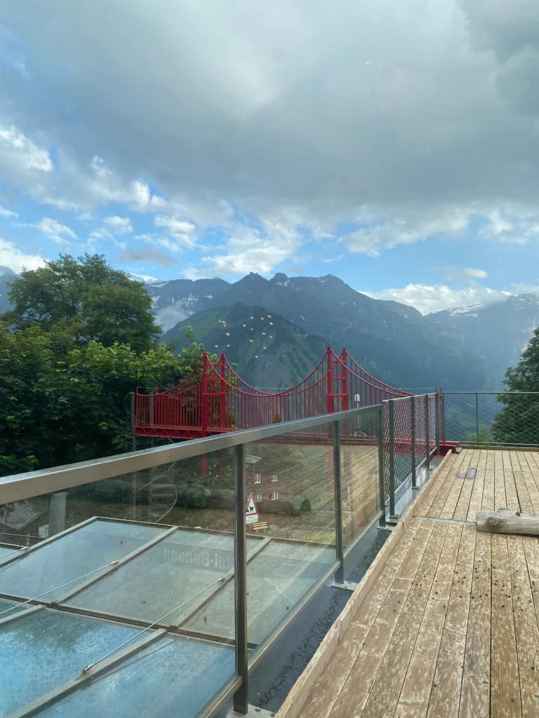 aussicht-berge-bruecke-rot-terrasse-balkon