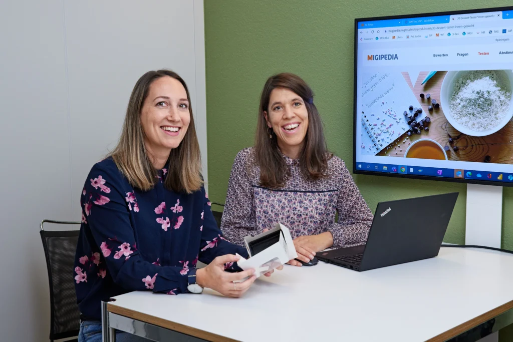 zwei-frauen-migipedia-pult-laptop-tisch