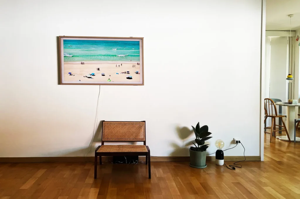 Motel-a-miio-keramik-bild-wand-meer-stuhl-pflanze-topf-vase-licht-steckdose-holzboden-parkett