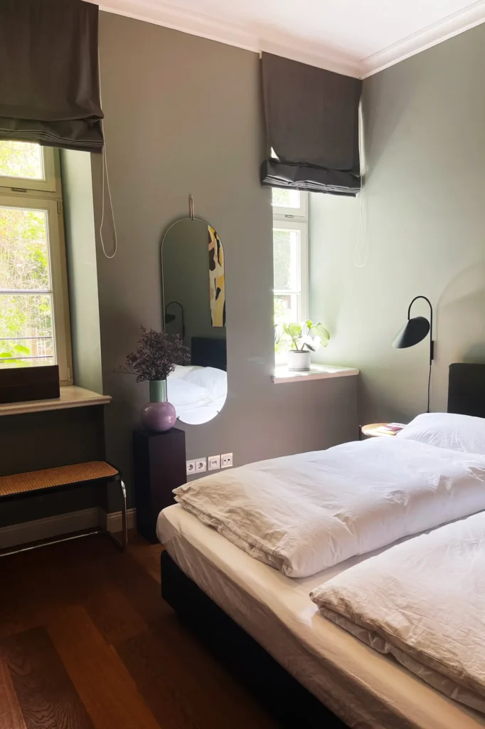 Motel-a-miio-keramik-vase-schalfzimmer-rolllaeden-spiegel-gruene-wand-lampecastien-wand-vasen-kleid-blumen