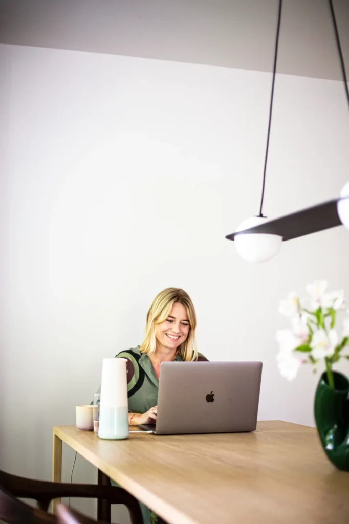Motel-a-miio-keramik-anna-von-hellberg-laura-castien-vase-blume-lampe-karaffe-holztisch-laptop