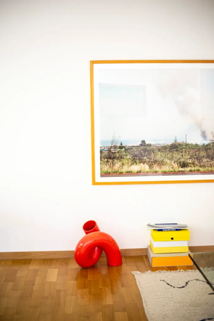 Motel-a-miio-keramik-anna-von-hellberg-laura-castien-vase-rot-bild-buecher-boden-holzboden-teppich