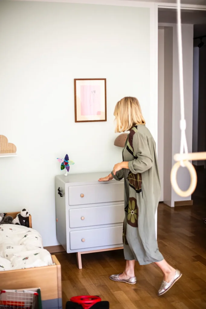 Motel-a-miio-keramik-anna-von-hellberg-laura-castien-kleid-gruen-kommode-kinderzimmer-parkett-holzboden-schaukel