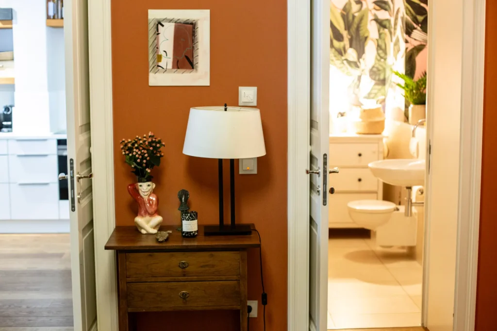 Motel-a-miio-keramik-anna-von-hellberg-laura-castien-toilette-lampe-oragange-wand-kommode