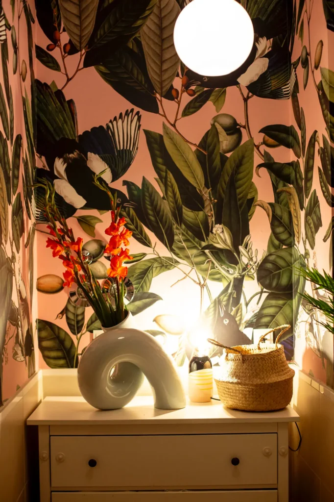 Motel-a-miio-keramik-anna-von-hellberg-laura-castien-tapete-floral-muster-pflanzen-wand-blumen-vase-korb-kommode