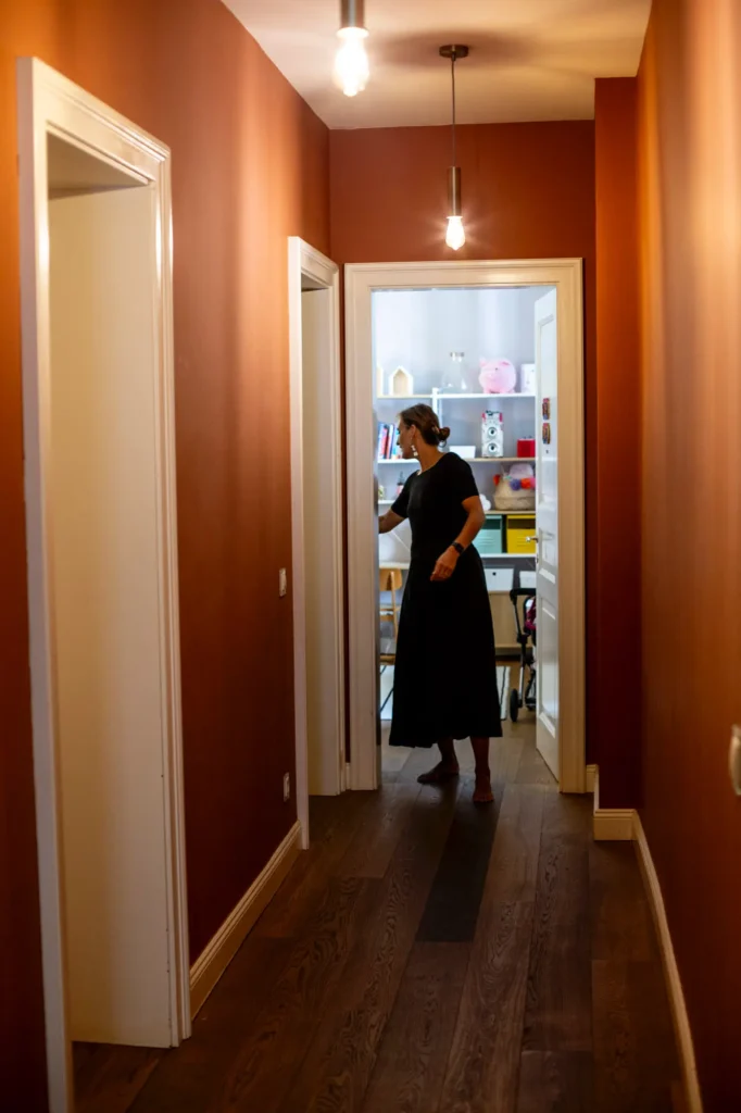Motel-a-miio-keramik-anna-von-hellberg-laura-castien-flur-frau-kleid-kueche-kinderzimmer-holzboden-parkett