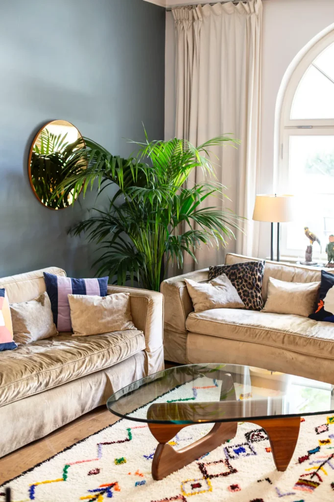 Motel-a-miio-keramik-anna-von-hellberg-laura-castien-bild-spiegel-teppich-kissen-sofa-pflanze-glastisch
