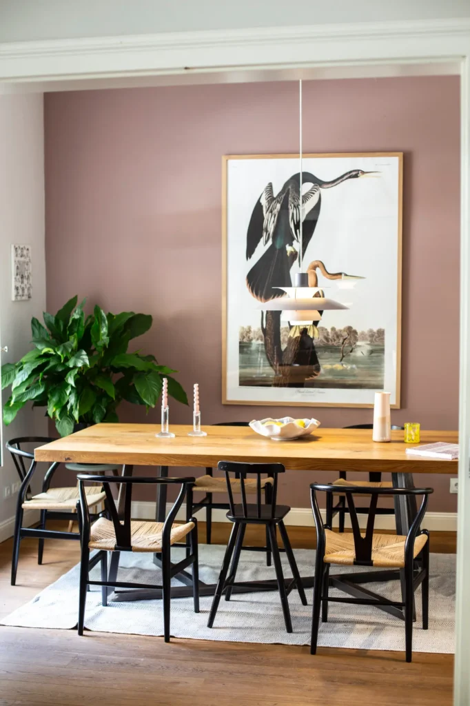Motel-a-miio-keramik-anna-von-hellberg-laura-castien-esszimmer-bild-pflanze-rosa-wand-karaffe-stuehle-teppich-holzboden