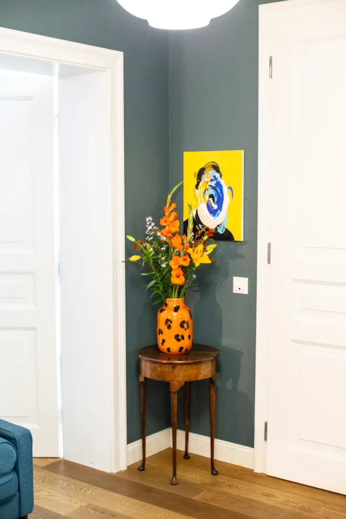 Motel-a-miio-keramik-anna-von-hellberg-laura-castien-bild-flur-holzboden-vase-leo-leoprint-blumen-parkett