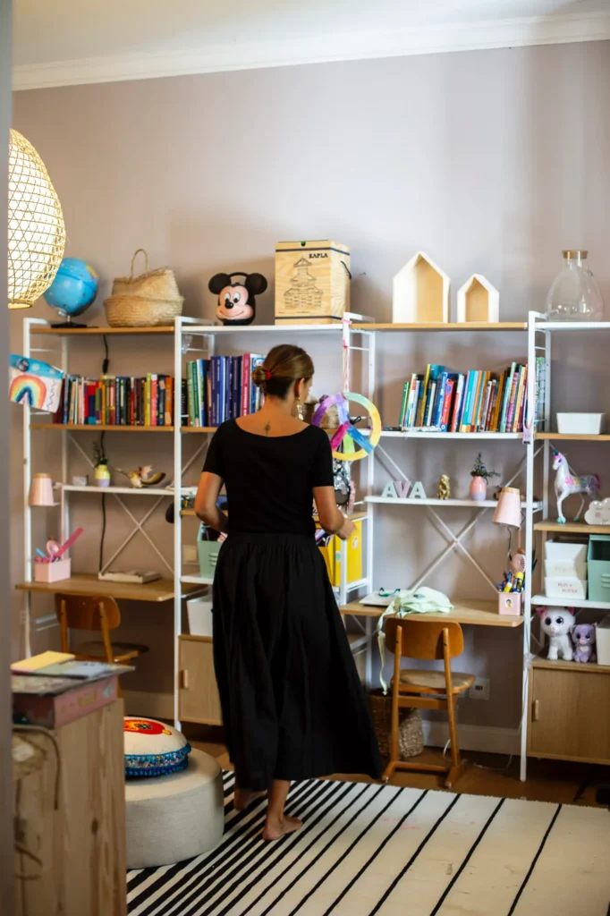 Motel-a-miio-keramik-anna-von-hellberg-laura-castien-vkinderzimmer-buecher-teppich-pult-lampe