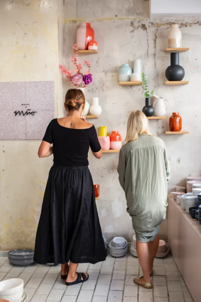 Motel-a-miio-keramik-anna-von-hellberg-laura-castien-vasen-kleid-geschirr-shop-laden-wand
