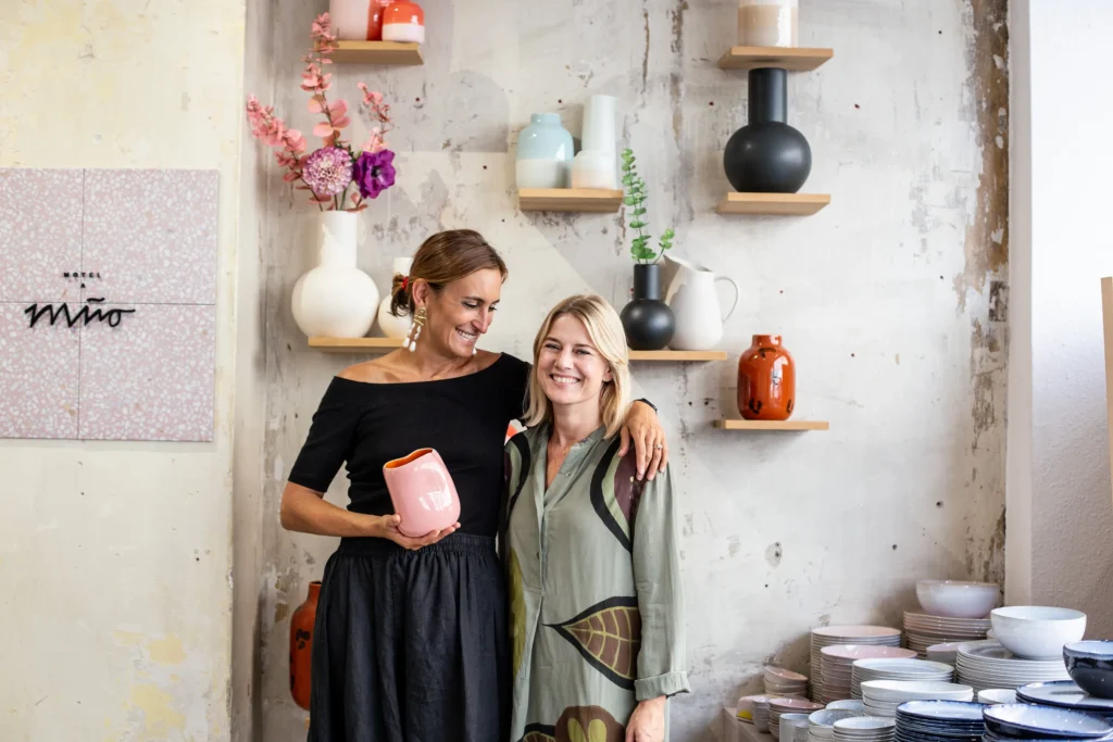 laura-castien-anna-von-hellberg-motel-a-miio-shop-muenchen-wand-vasen-blumen-portrait-zwei-frauen-geschirr