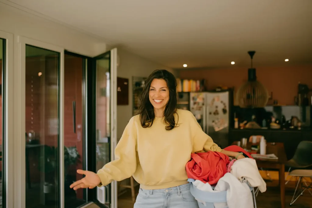 frau-wäschezaine-dunkle-haare-wäsche