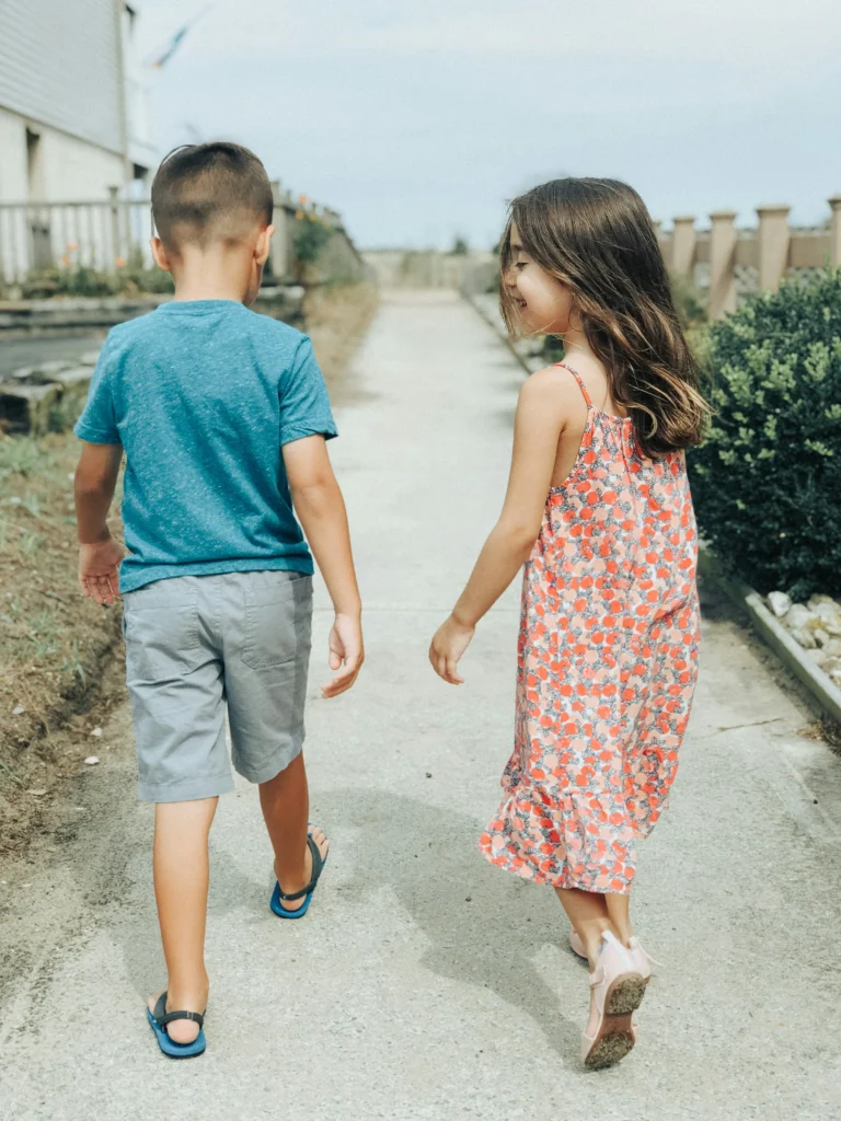 junge-mädchen-kleid-sommer-laufen-weg