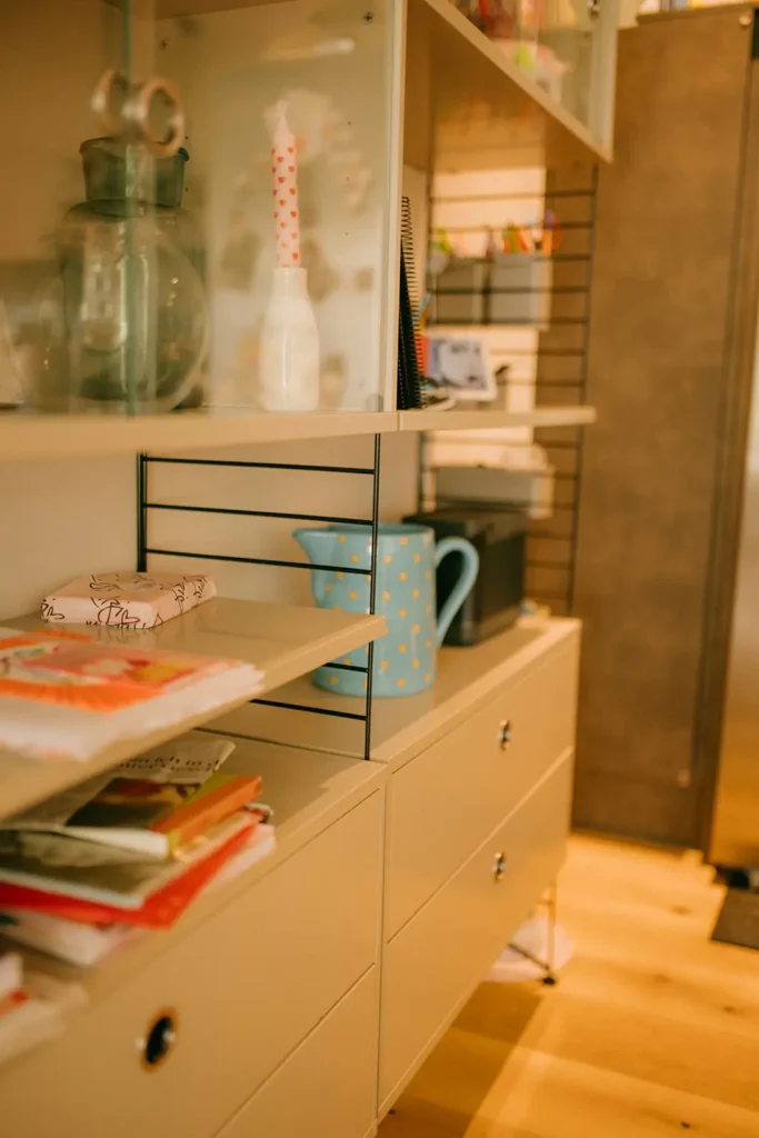 regal-tonkanne-kerzenständer-magazine