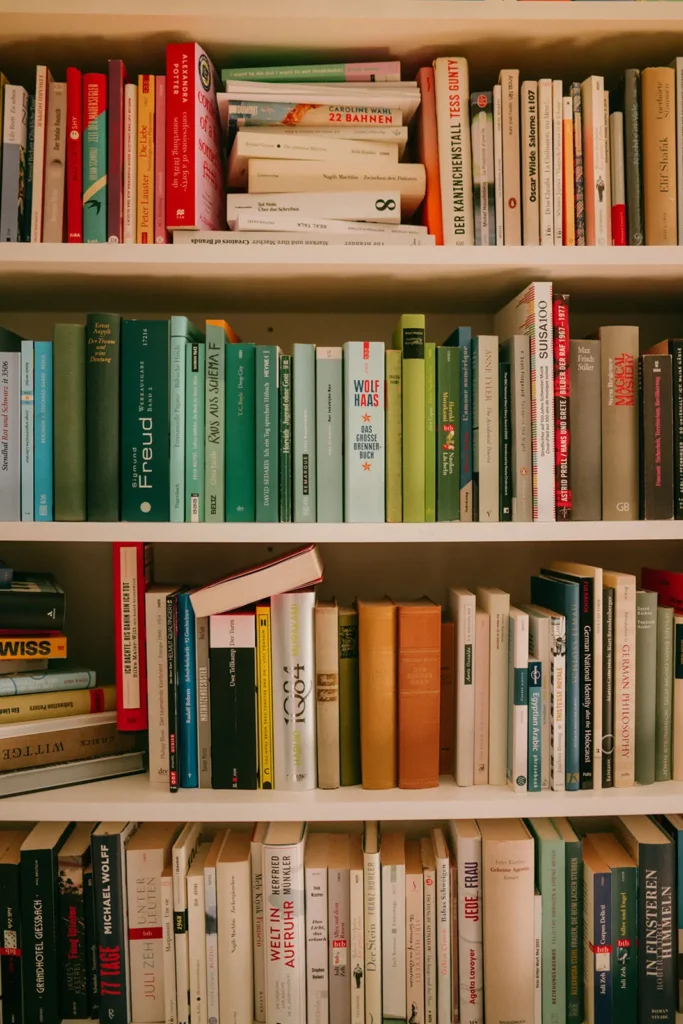 büchergestell-iq84-wolf-haas-viele-buecher