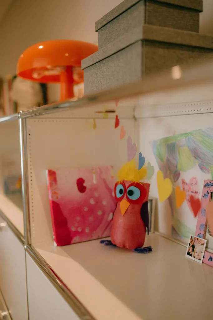 kinderzimmer-regal-orange-lampe-wc-rolle-basteln