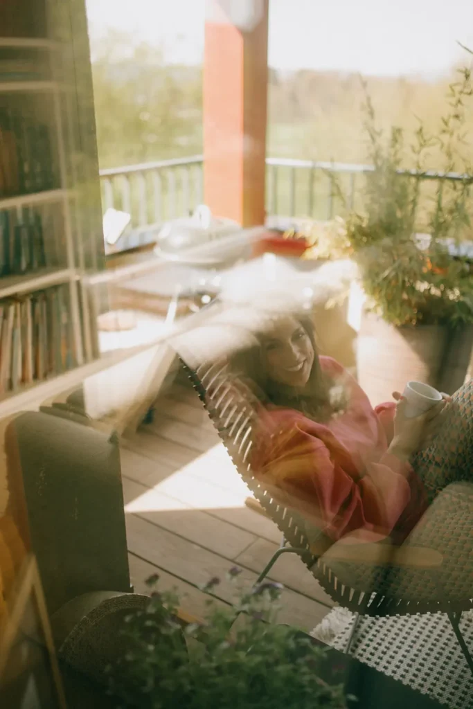 durch-fenster-frau-liegestuhl-terrasse