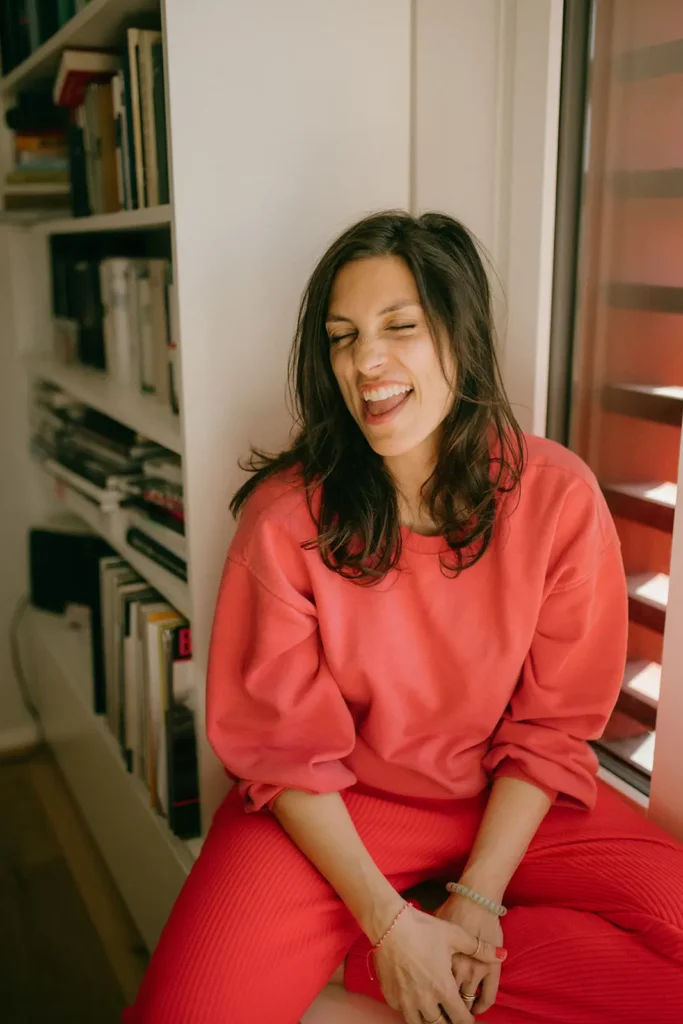 frau-frech-fenstersims-lachen