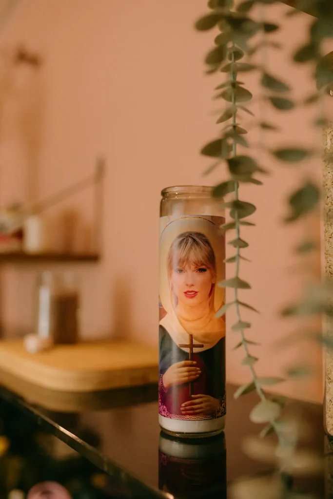 taylor-swift-kerze-grabkerze-kreuz