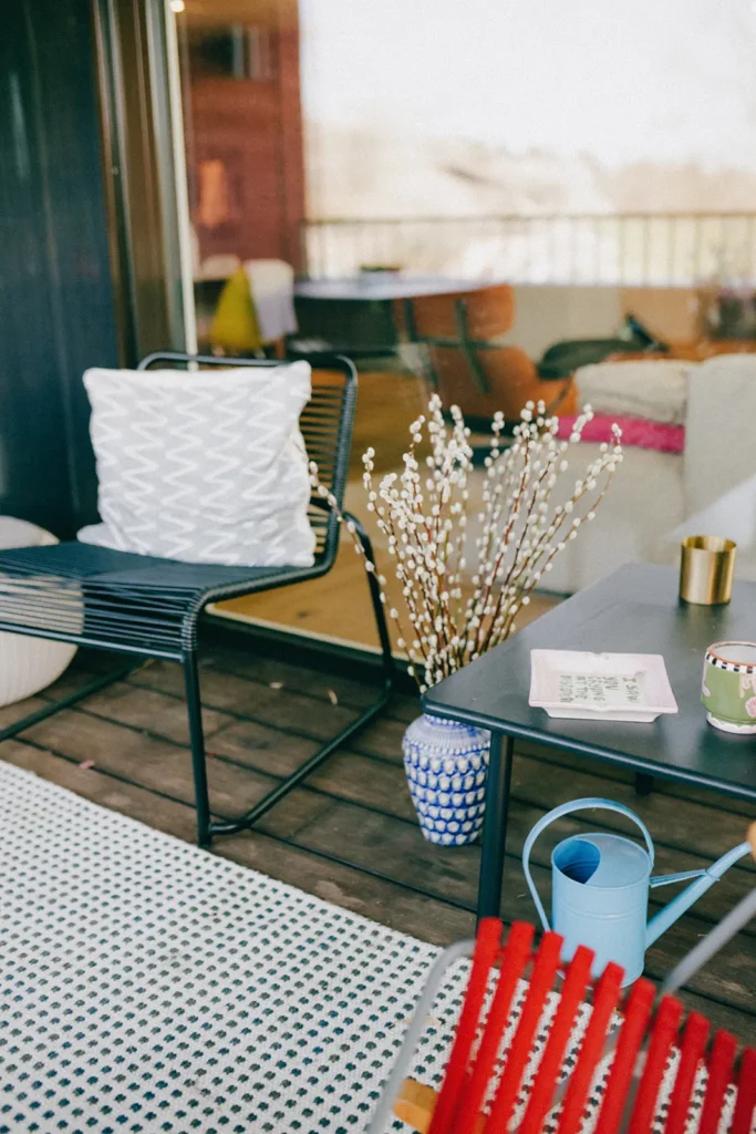 terrasse-blumen-teppich-outdoor-tisch-kissen-grau