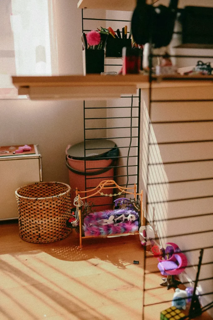 kinderzimmer-korb-spielzeug-gestell