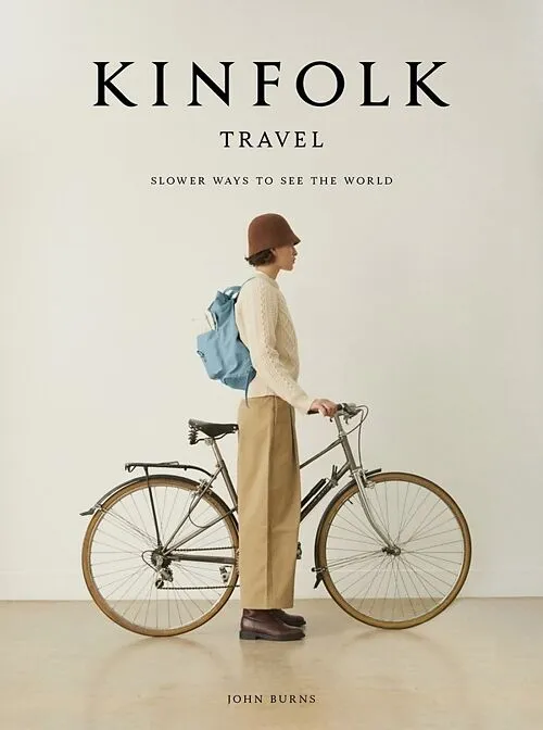 kinfolk-reisen-buch-buchtitel-frau-rucksack-hellblau-velo-damen-fahrrad-hut