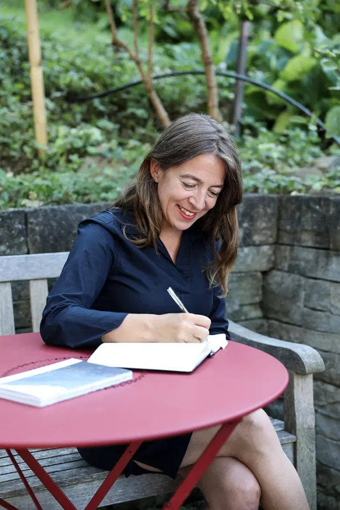 Frau-Garten-blaues-Kleid-schreiben-Buch