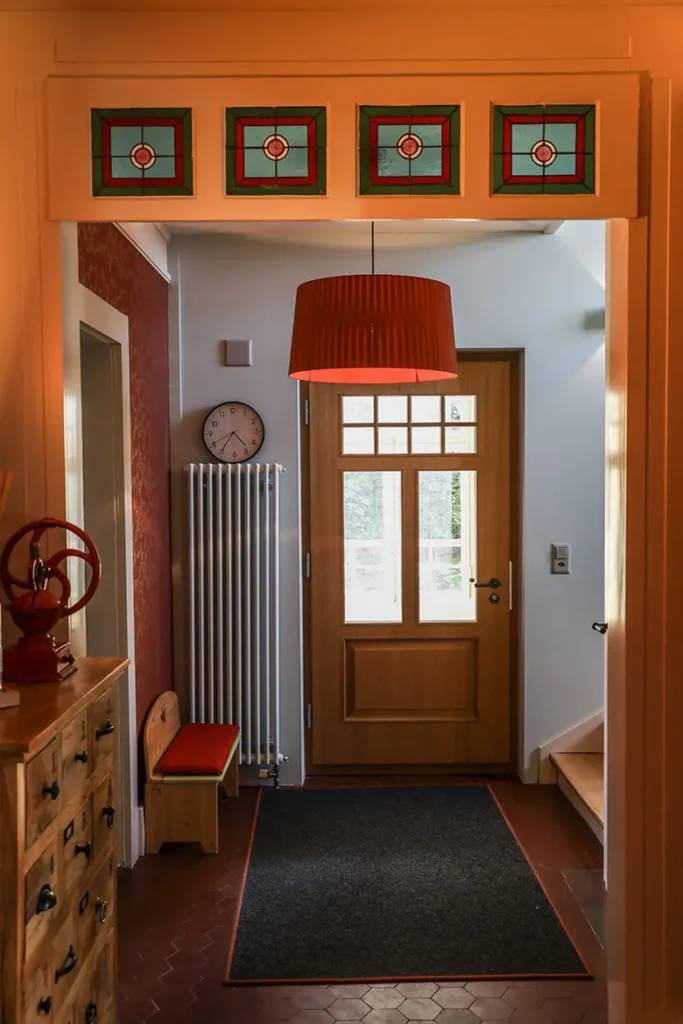 eingang-holz-rote-lampe-uhr