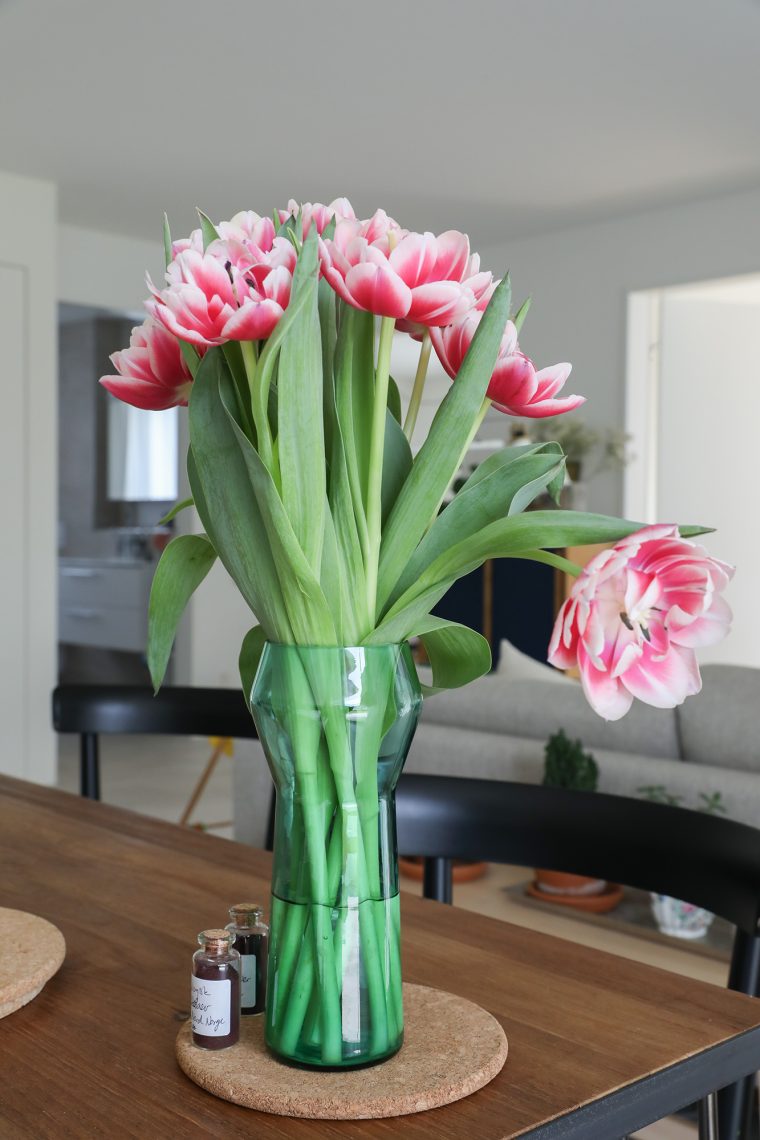 tulpen-rosa-tisch-schwarze-stühle