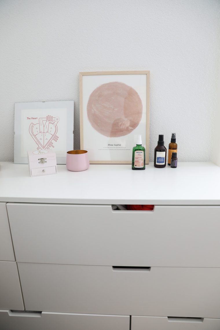kommode-mond-rosa-bild-herz-illustration-weleda-spray